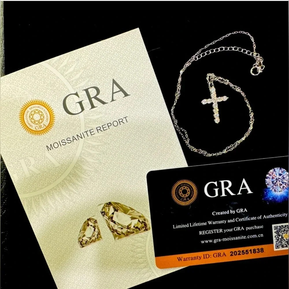 925 sterling silver + Moissionite
Cross necklacee
